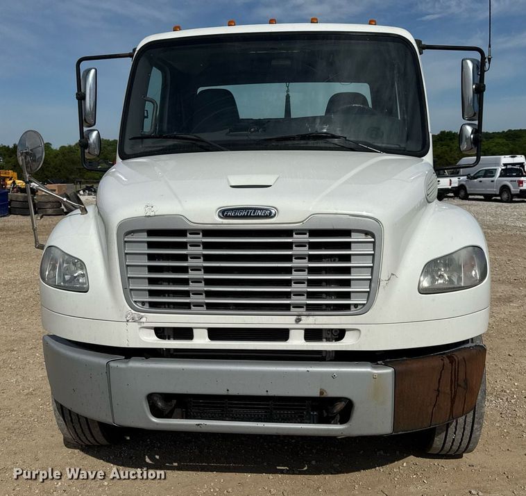 image for item DV4076 2015 Freightliner Business Class M2 semi truck