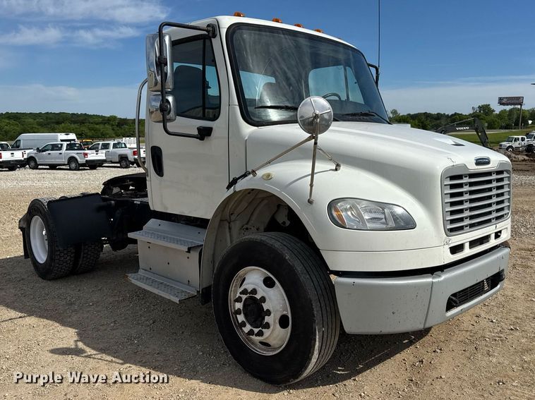 image for item DV4076 2015 Freightliner Business Class M2 semi truck