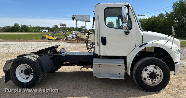 image for item DV4076 2015 Freightliner Business Class M2 semi truck