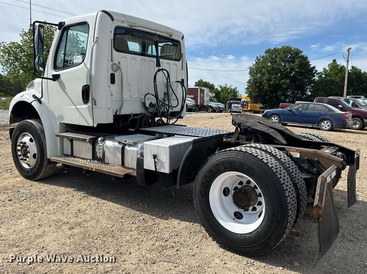 image for item DV4076 2015 Freightliner Business Class M2 semi truck