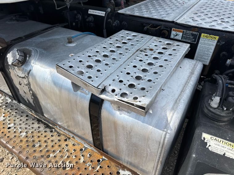 image for item DV4076 2015 Freightliner Business Class M2 semi truck