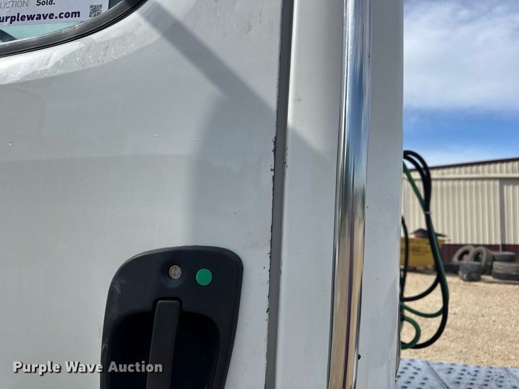 image for item DV4076 2015 Freightliner Business Class M2 semi truck