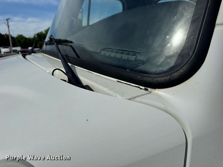 image for item DV4076 2015 Freightliner Business Class M2 semi truck