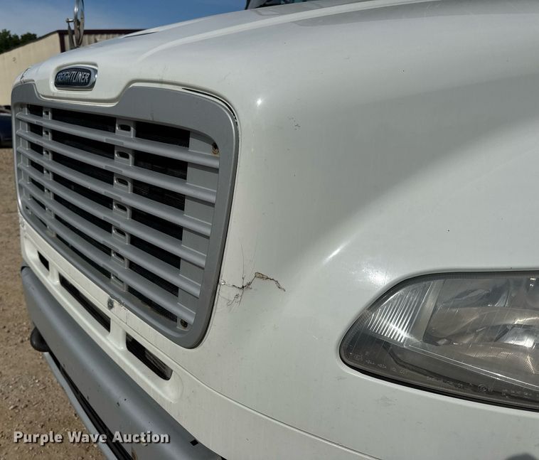 image for item DV4076 2015 Freightliner Business Class M2 semi truck