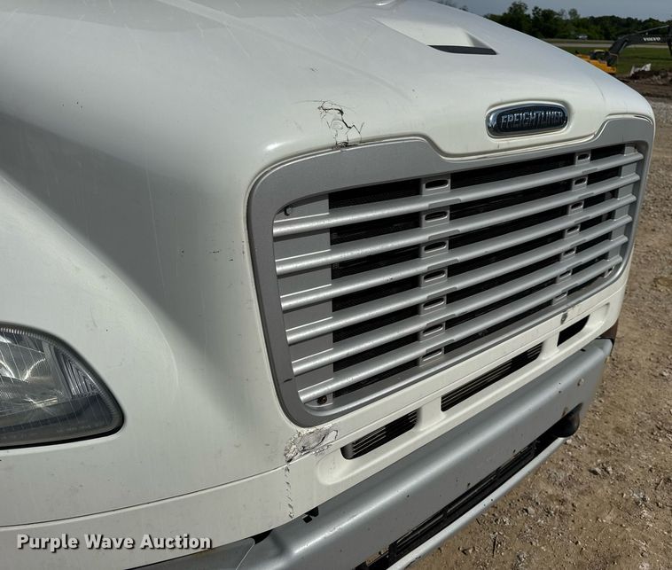 image for item DV4076 2015 Freightliner Business Class M2 semi truck