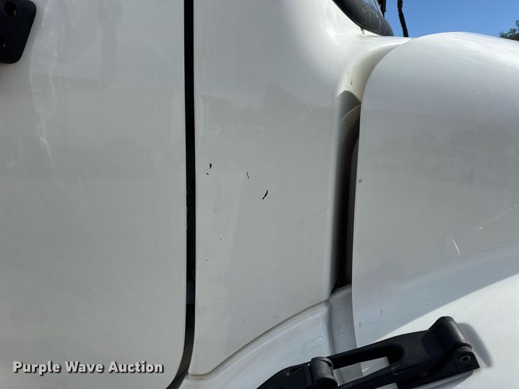 image for item DV4076 2015 Freightliner Business Class M2 semi truck