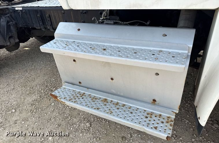 image for item DV4076 2015 Freightliner Business Class M2 semi truck