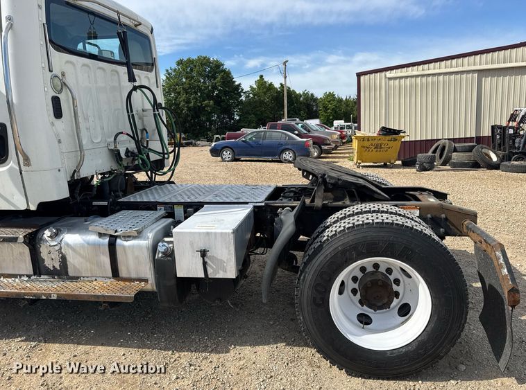 image for item DV4076 2015 Freightliner Business Class M2 semi truck