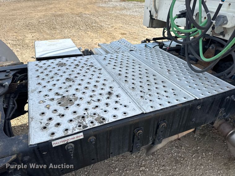 image for item DV4076 2015 Freightliner Business Class M2 semi truck