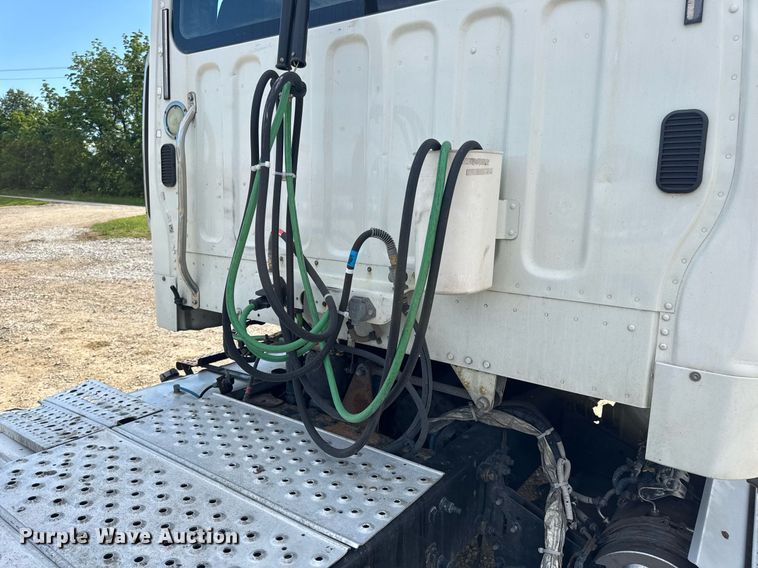 image for item DV4076 2015 Freightliner Business Class M2 semi truck