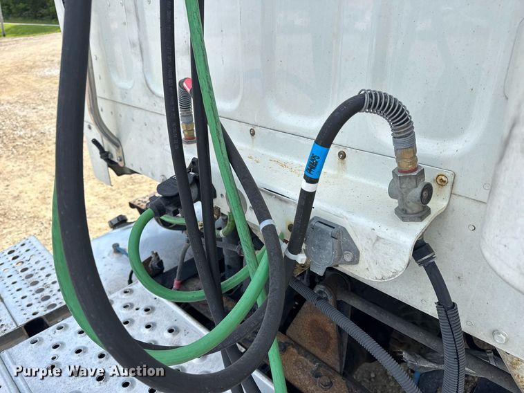 image for item DV4076 2015 Freightliner Business Class M2 semi truck