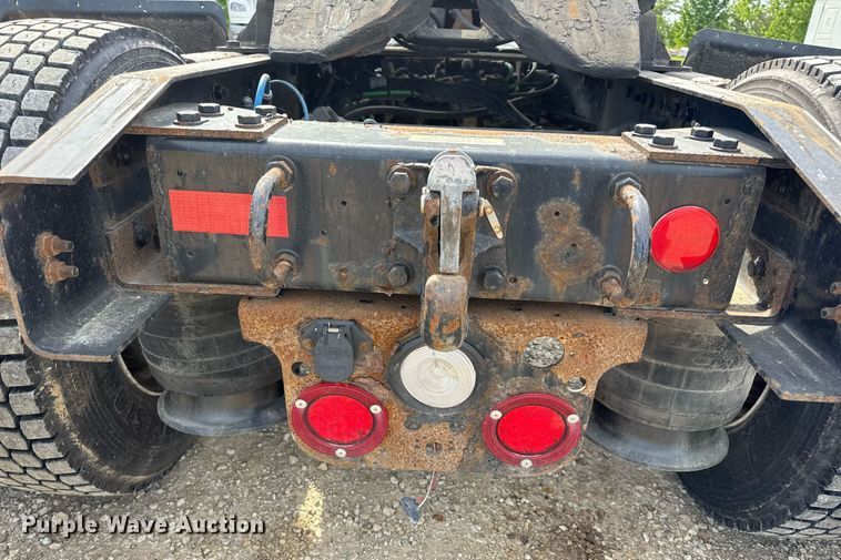 image for item DV4076 2015 Freightliner Business Class M2 semi truck