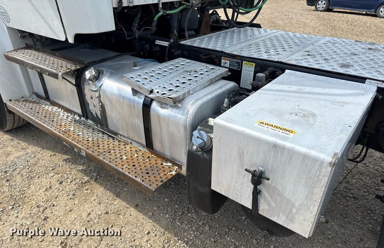 image for item DV4076 2015 Freightliner Business Class M2 semi truck