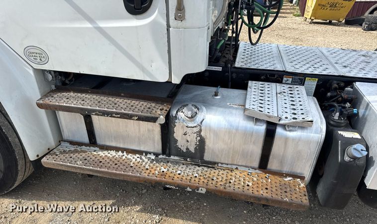 image for item DV4076 2015 Freightliner Business Class M2 semi truck