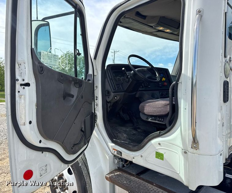 image for item DV4076 2015 Freightliner Business Class M2 semi truck
