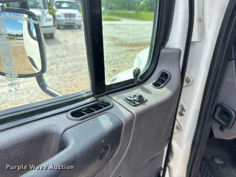 image for item DV4076 2015 Freightliner Business Class M2 semi truck