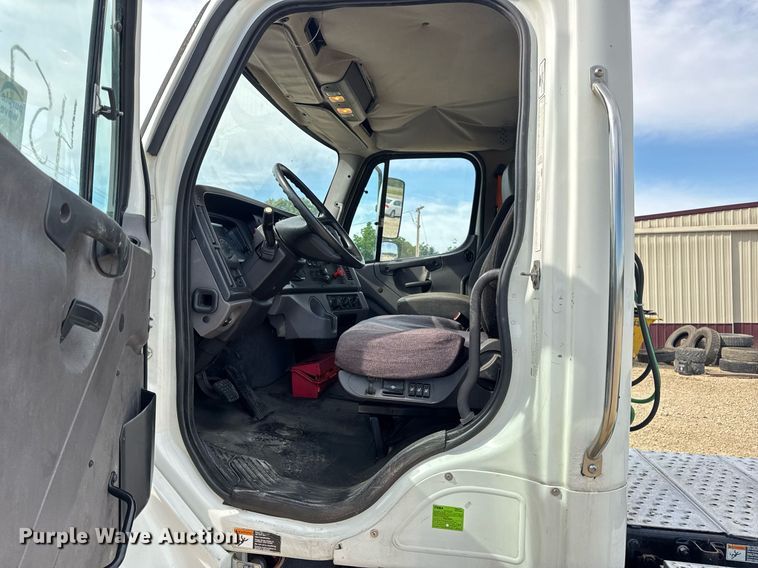 image for item DV4076 2015 Freightliner Business Class M2 semi truck