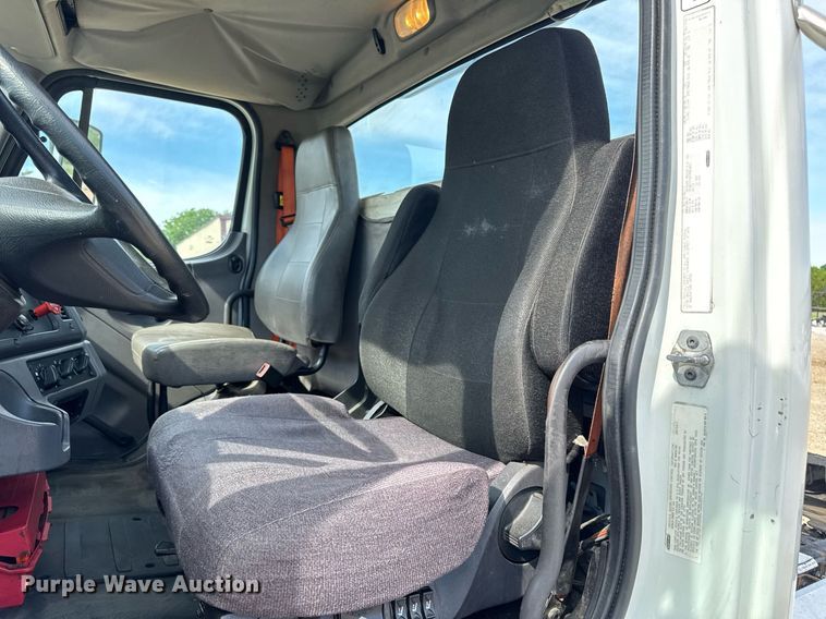 image for item DV4076 2015 Freightliner Business Class M2 semi truck