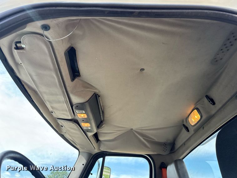 image for item DV4076 2015 Freightliner Business Class M2 semi truck