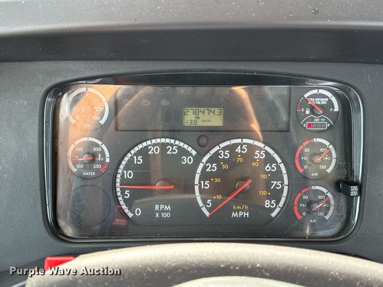 image for item DV4076 2015 Freightliner Business Class M2 semi truck