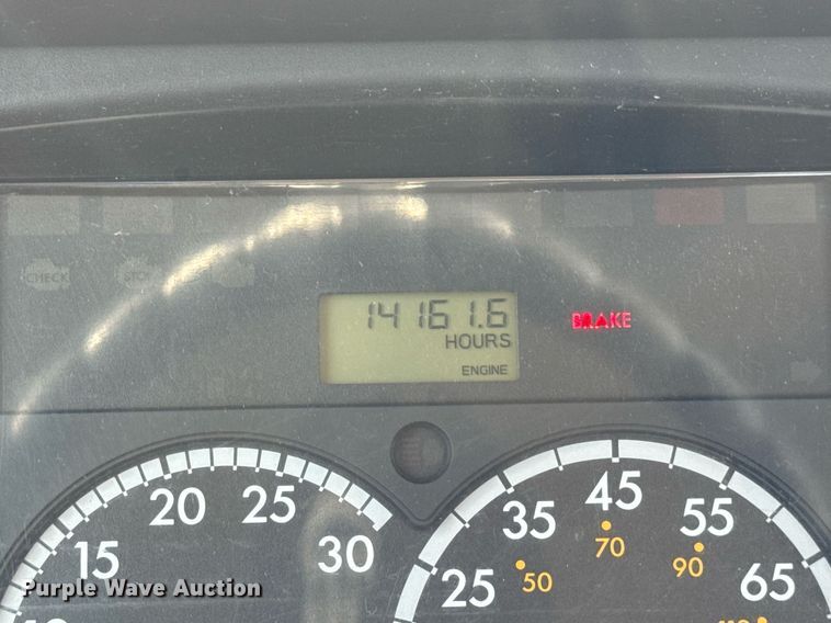 image for item DV4076 2015 Freightliner Business Class M2 semi truck