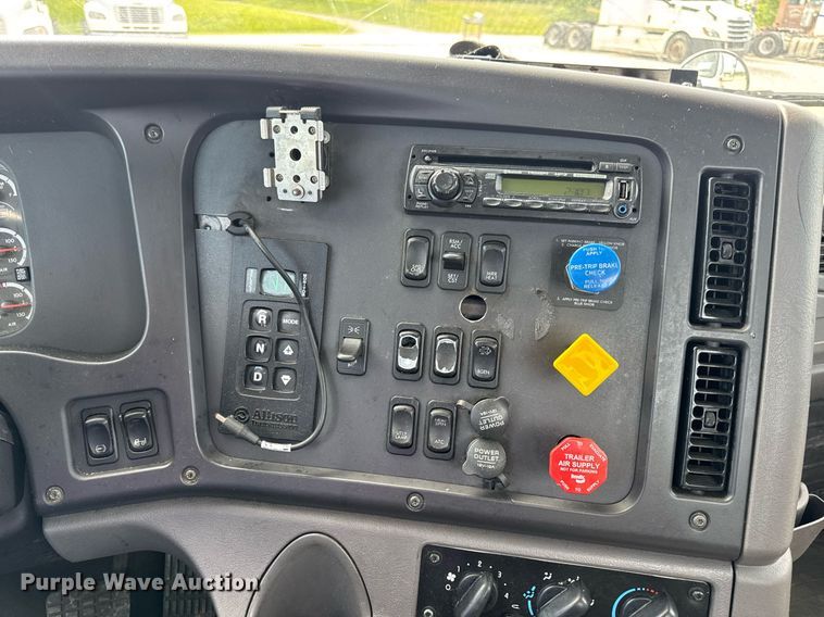 image for item DV4076 2015 Freightliner Business Class M2 semi truck