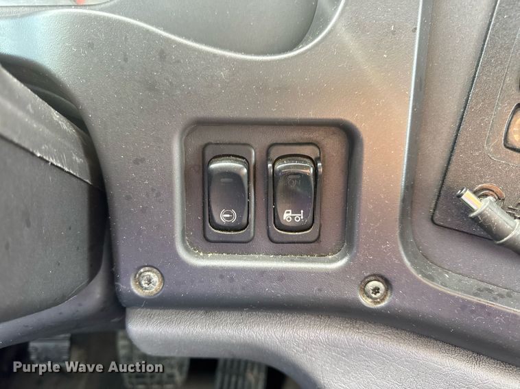 image for item DV4076 2015 Freightliner Business Class M2 semi truck