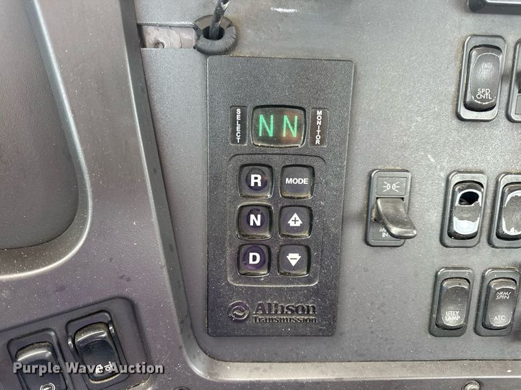 image for item DV4076 2015 Freightliner Business Class M2 semi truck