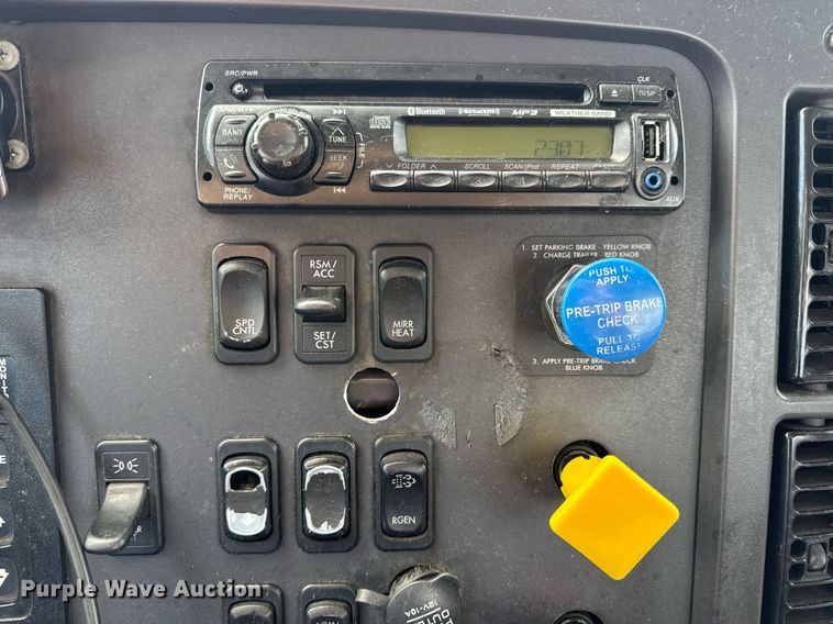 image for item DV4076 2015 Freightliner Business Class M2 semi truck