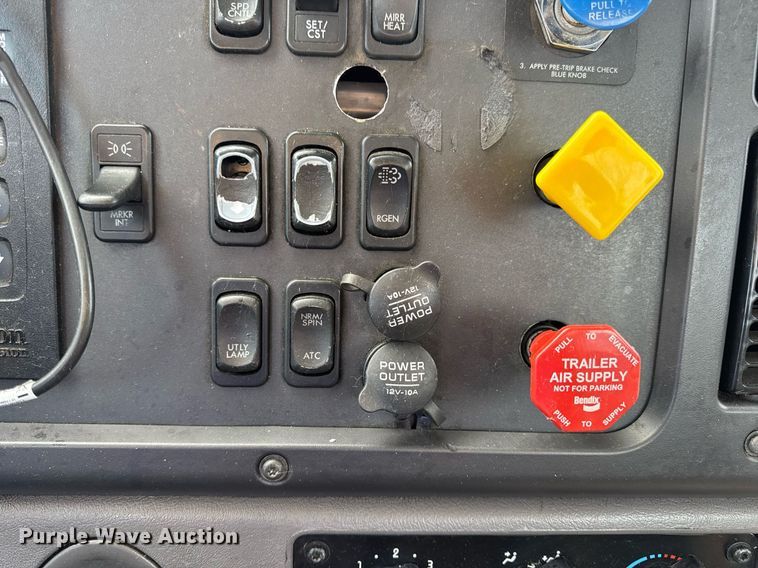 image for item DV4076 2015 Freightliner Business Class M2 semi truck