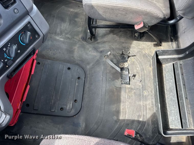 image for item DV4076 2015 Freightliner Business Class M2 semi truck