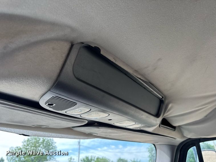 image for item DV4076 2015 Freightliner Business Class M2 semi truck