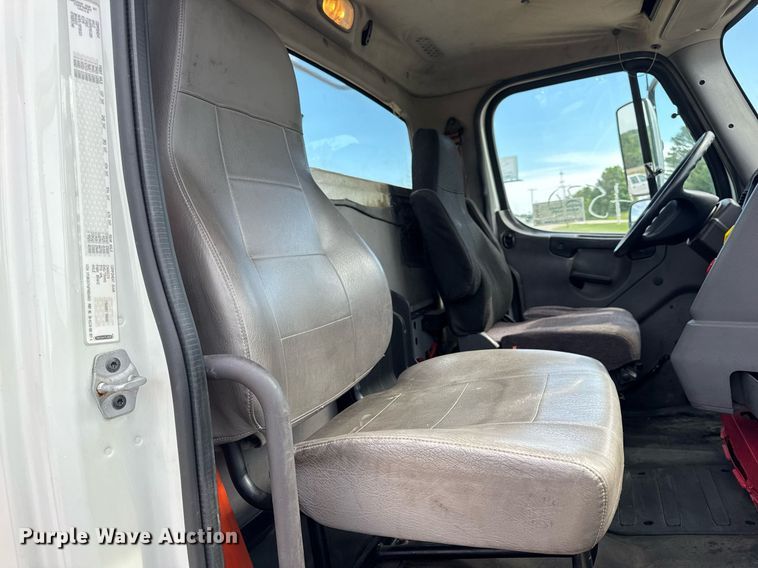 image for item DV4076 2015 Freightliner Business Class M2 semi truck