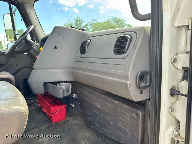 image for item DV4076 2015 Freightliner Business Class M2 semi truck