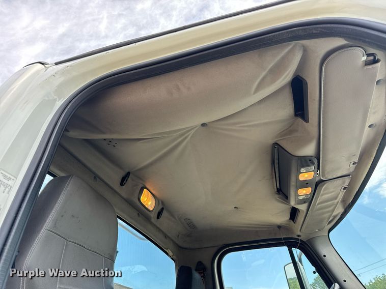 image for item DV4076 2015 Freightliner Business Class M2 semi truck