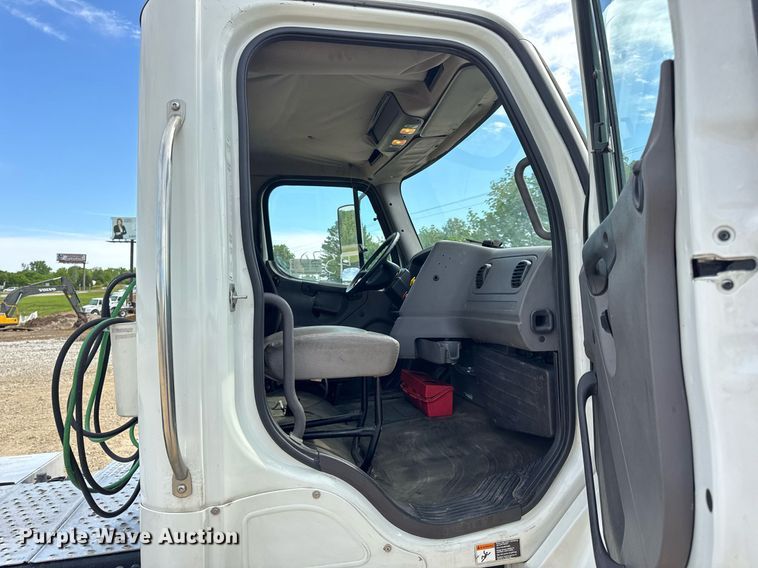 image for item DV4076 2015 Freightliner Business Class M2 semi truck