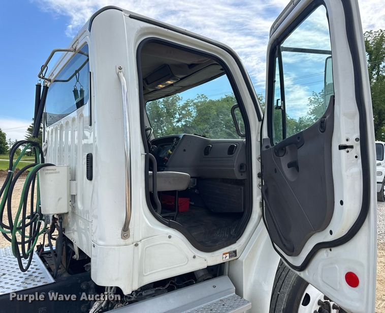 image for item DV4076 2015 Freightliner Business Class M2 semi truck