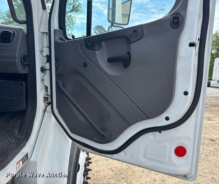 image for item DV4076 2015 Freightliner Business Class M2 semi truck