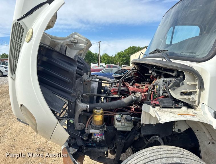 image for item DV4076 2015 Freightliner Business Class M2 semi truck