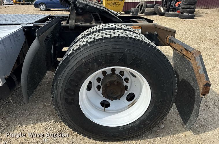 image for item DV4076 2015 Freightliner Business Class M2 semi truck