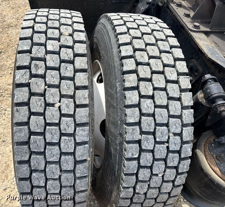 image for item DV4076 2015 Freightliner Business Class M2 semi truck