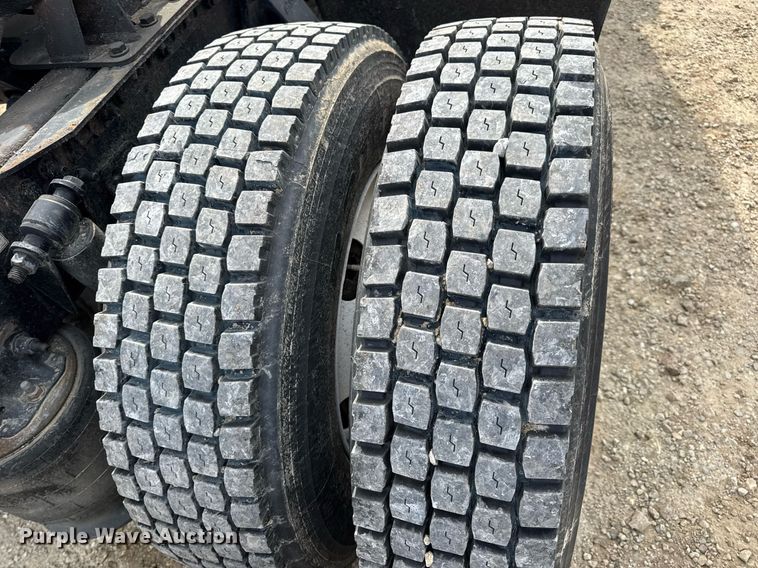 image for item DV4076 2015 Freightliner Business Class M2 semi truck