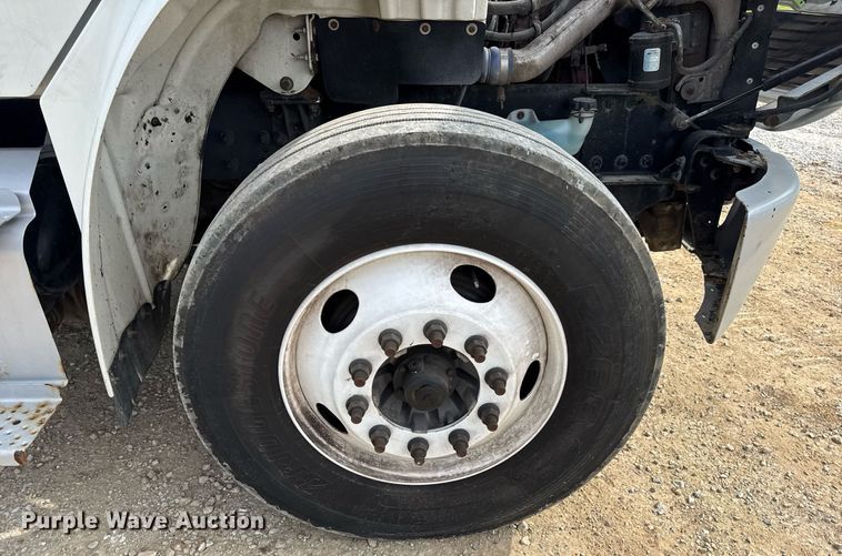 image for item DV4076 2015 Freightliner Business Class M2 semi truck