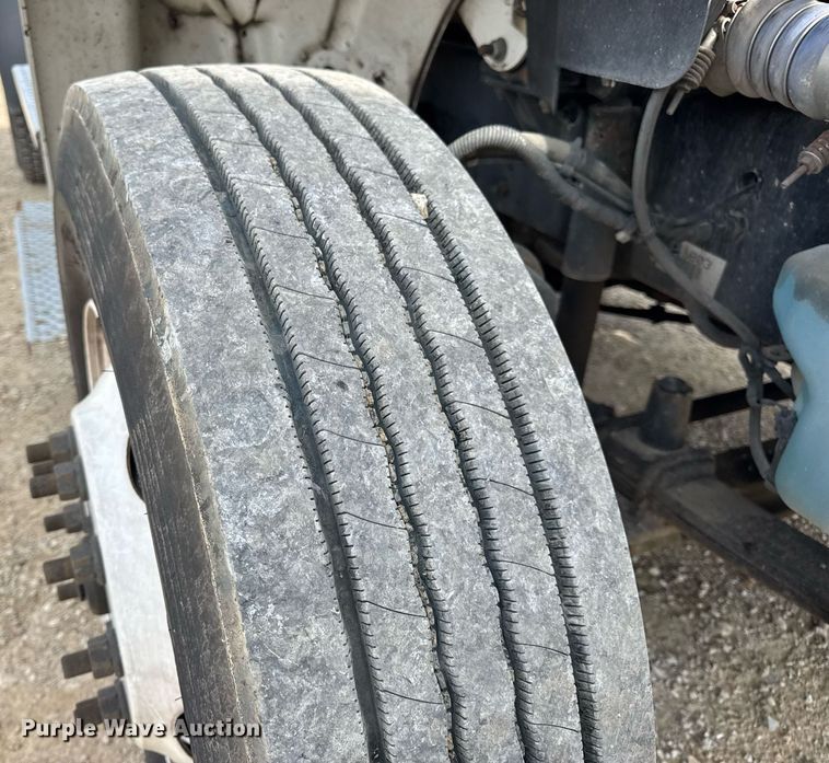 image for item DV4076 2015 Freightliner Business Class M2 semi truck