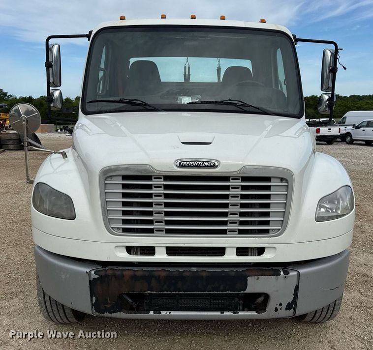 image for item DV4077 2017 Freightliner Business Class M2 semi truck