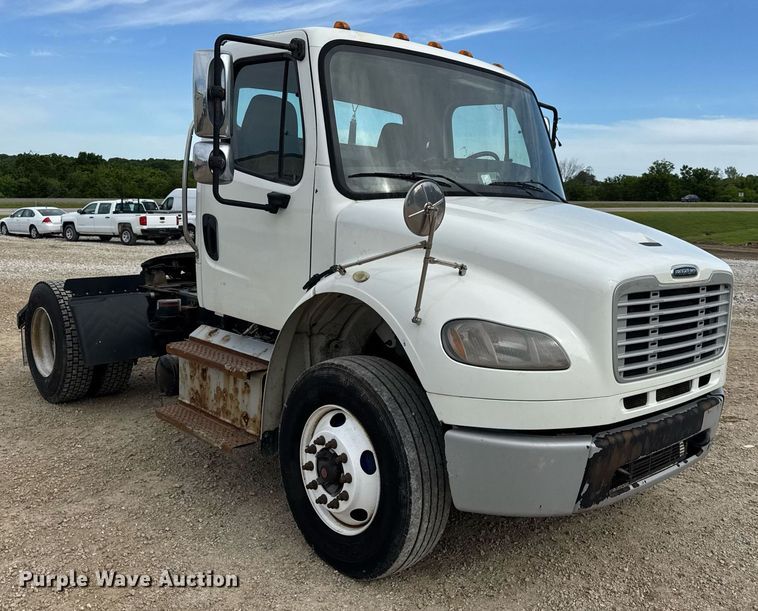 image for item DV4077 2017 Freightliner Business Class M2 semi truck