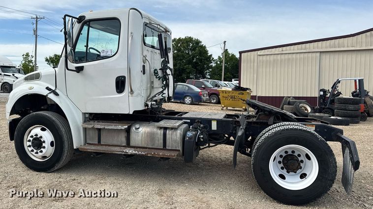 image for item DV4077 2017 Freightliner Business Class M2 semi truck