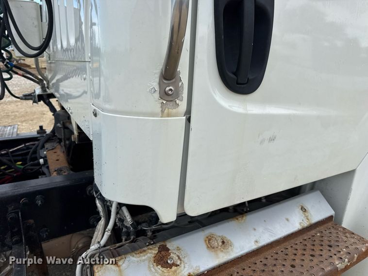 image for item DV4077 2017 Freightliner Business Class M2 semi truck