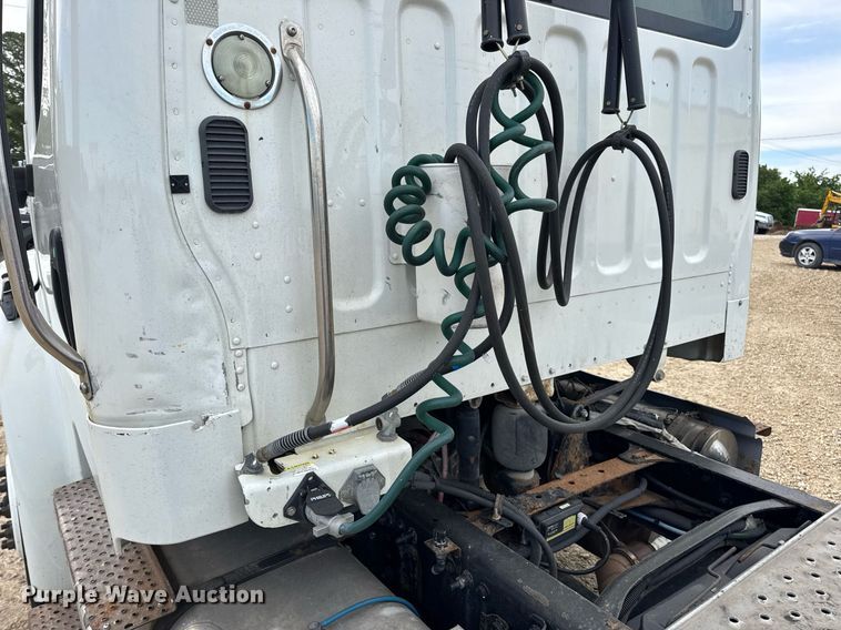 image for item DV4077 2017 Freightliner Business Class M2 semi truck