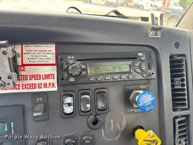 image for item DV4077 2017 Freightliner Business Class M2 semi truck